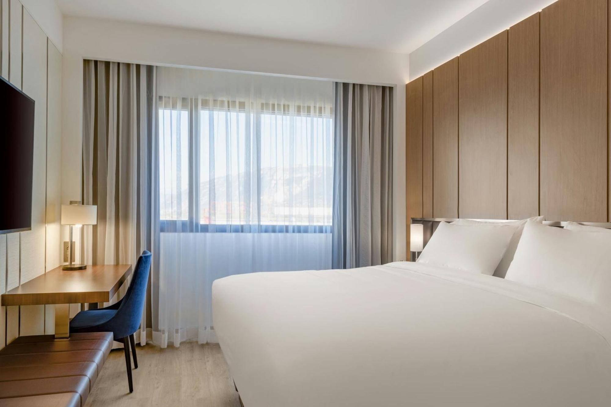 Ac Hotel By Marriott 圣朱利安恩因 外观 照片