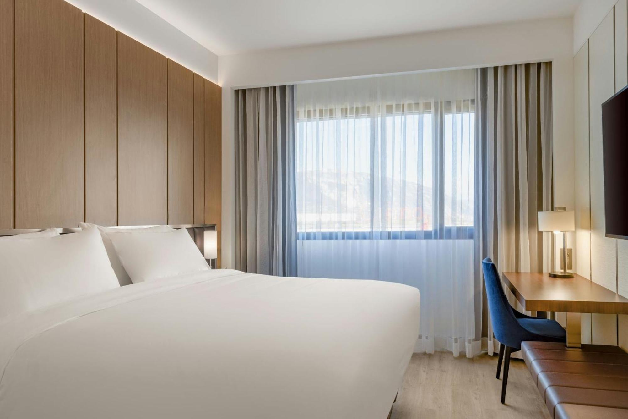Ac Hotel By Marriott 圣朱利安恩因 外观 照片
